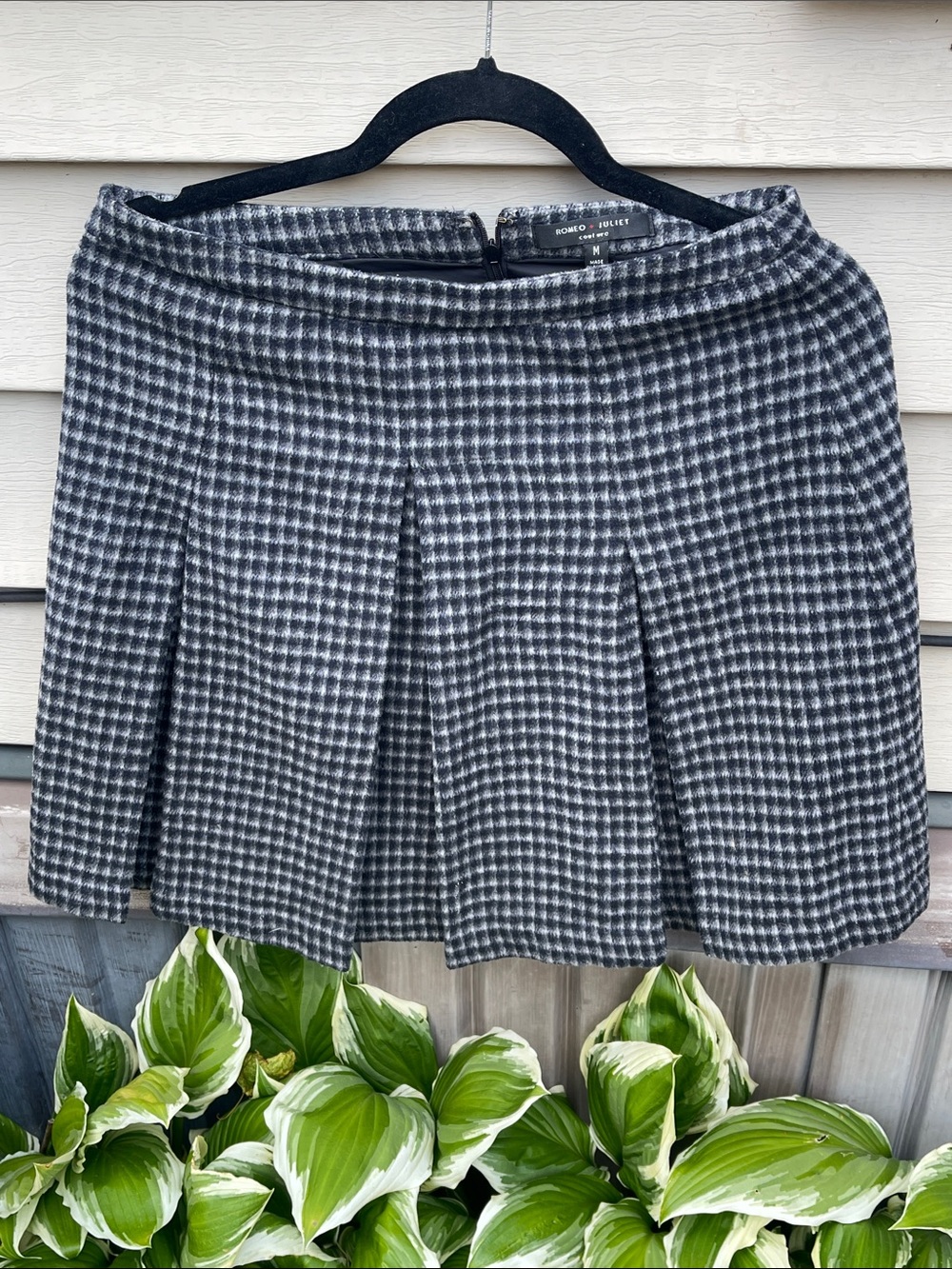 Romeo & Juliet Couture Black and White Houndstooth Pleated Skirt size M